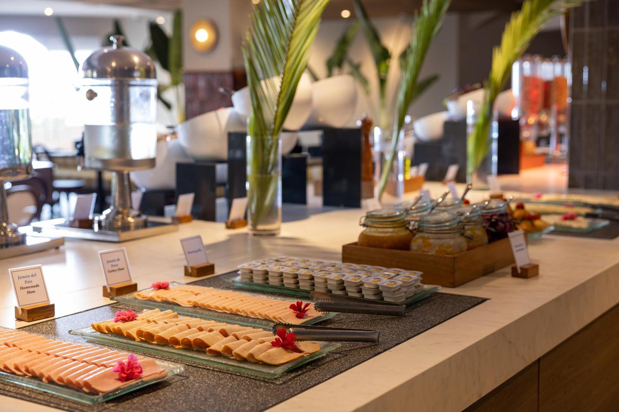 Aranwa Paracas Resort & Spa Екстериор снимка A buffet at a hotel