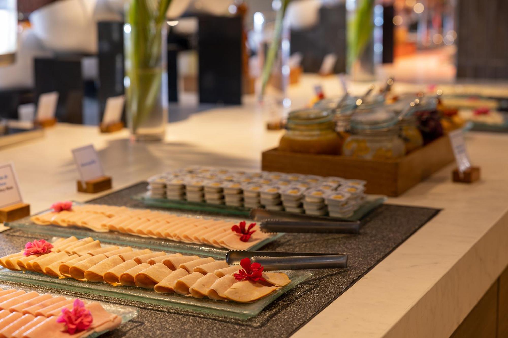 Aranwa Paracas Resort & Spa Екстериор снимка A buffet at a hotel